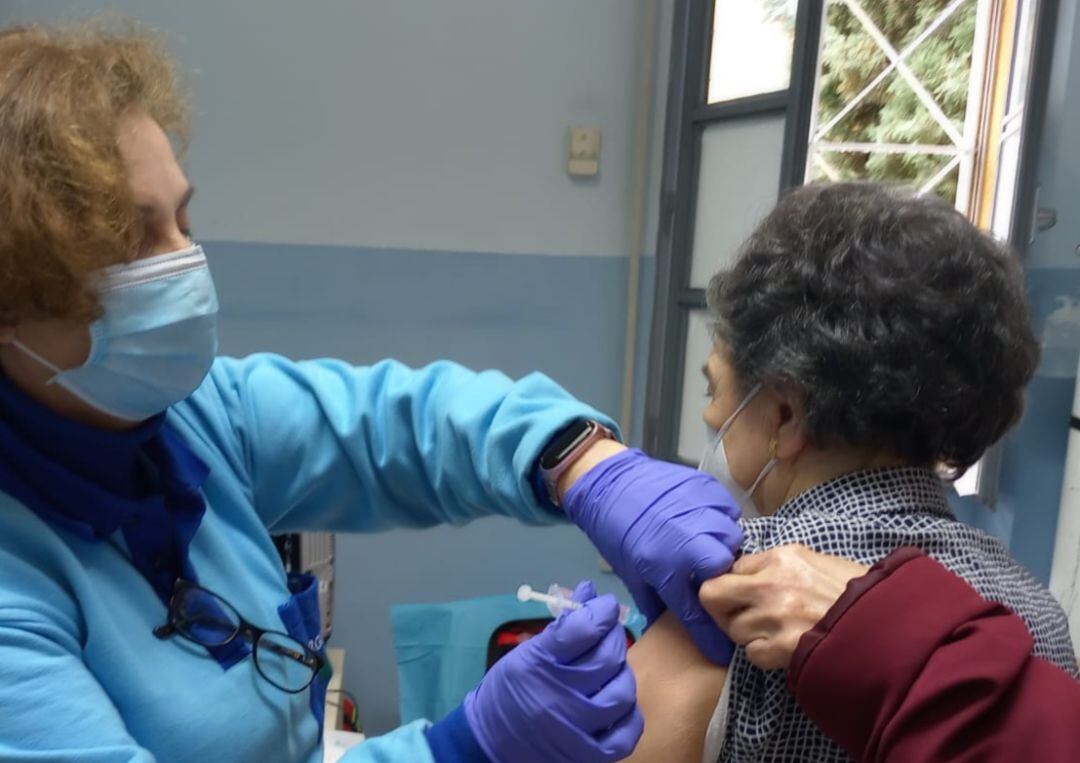 Administración de una vacuna a una de estas personas mayores de 80 años que tuvo lugar en el centro de Salud San José de Linares