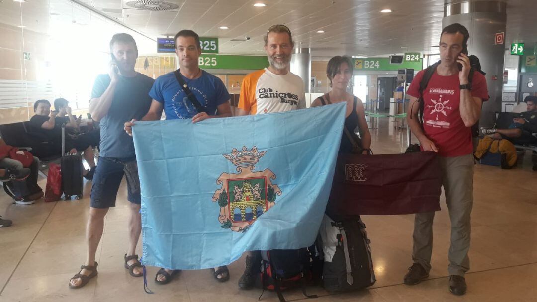 Los cinco montañeros ribereños -Fernando Sanza (i), Sergio Abad, Jesús María García, Ruth Martín e Ismael Mediavilla (d)- en el Aeropuerto de Madrid antes de emprender viaje a Pekín.