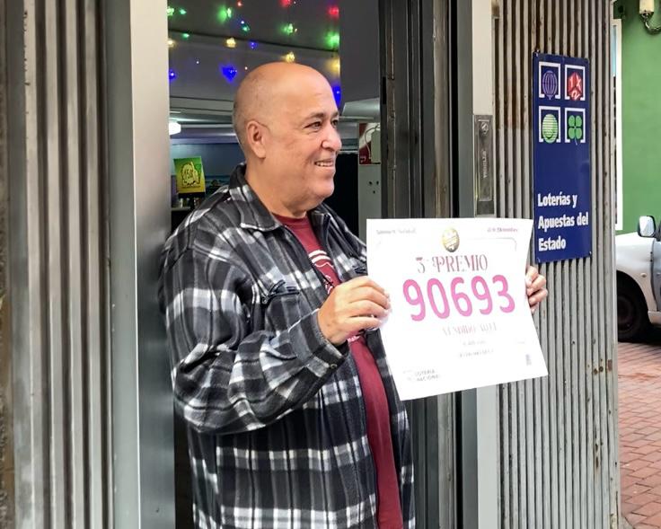 Lotería de Navidad 2025, tercer premio en la calle Sagasta en Las Palmas de Gran Canaria. Luis Medina propietario del Bazar El Refugio