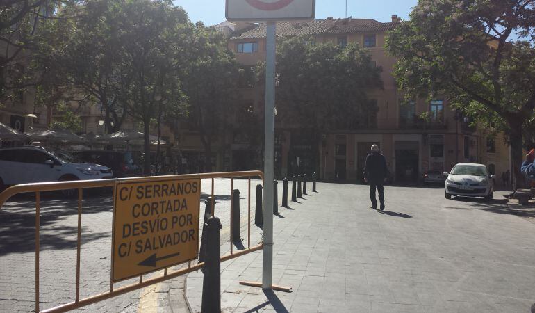 Corte de tráfico por las obras en la calle Serranos.