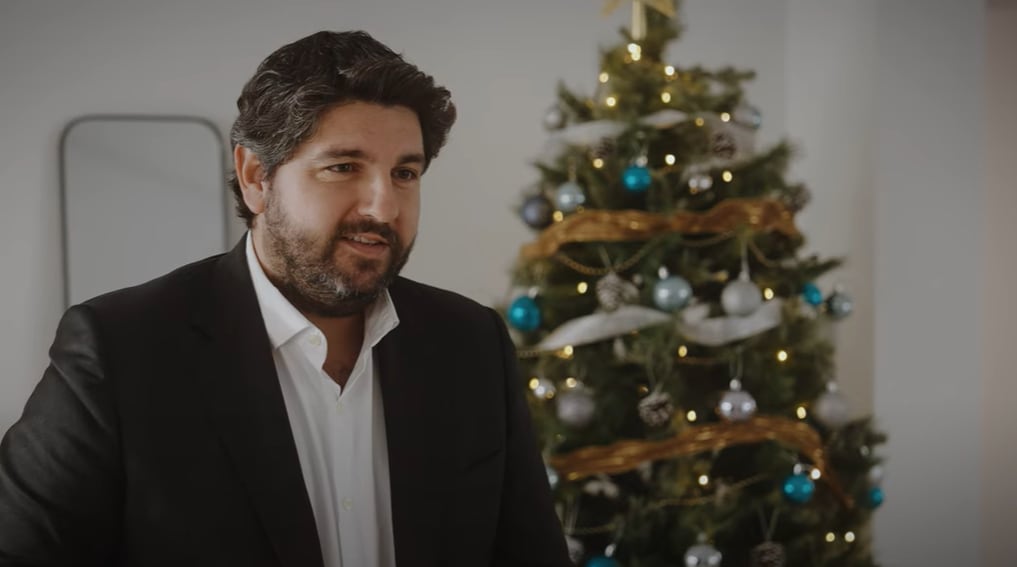 El presidente de la Región de Murcia, Fernando López Miras, felicita la Navidad protagonizando un vídeo que ha compartido en redes sociales.