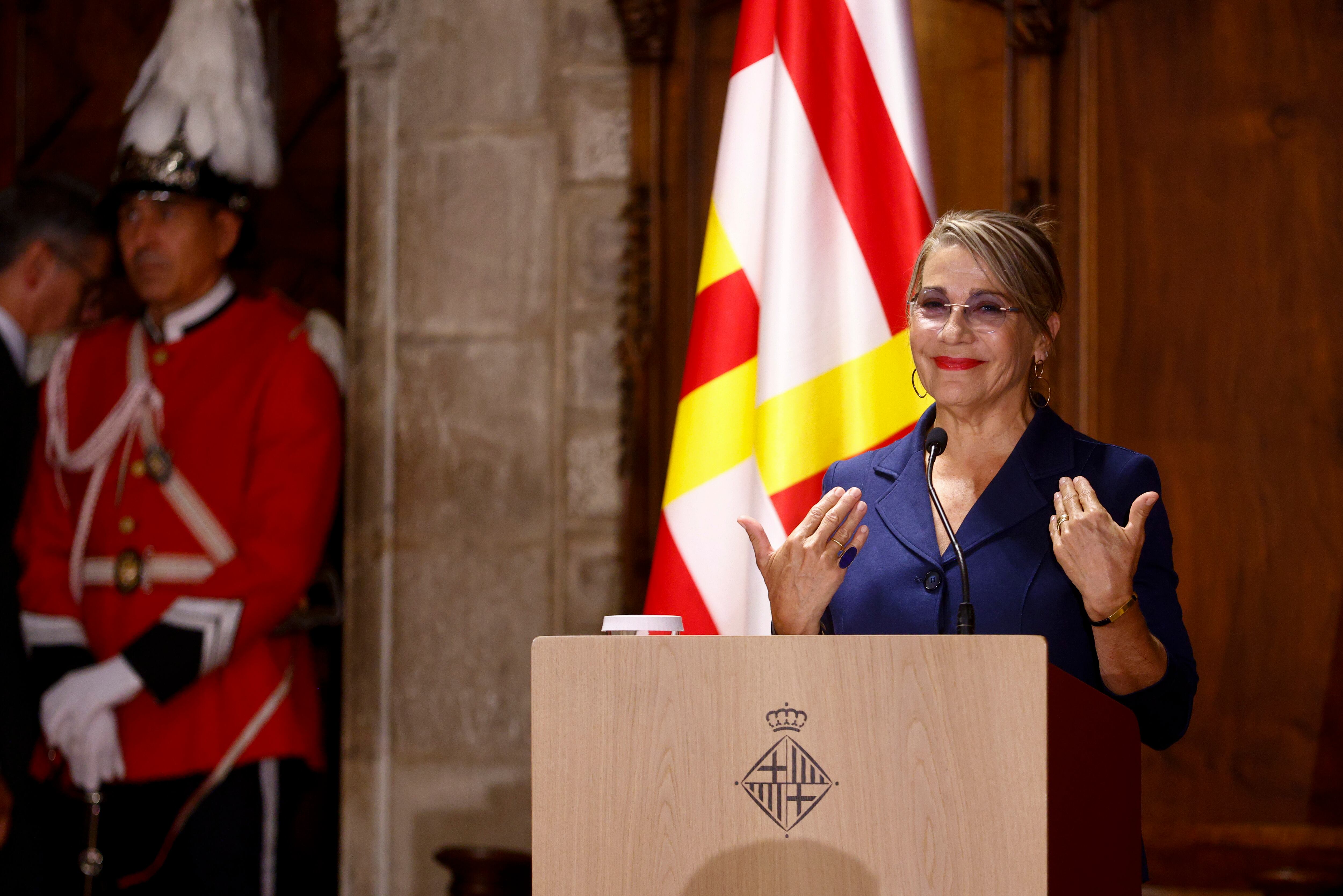 GRAF271. BARCELONA, 23/09/2025.- La actriz Emma Vilarasau pronuncia el pregón que da el pistoletazo de salida de las Fiestas de la Mercè, marcadas por el conflicto en Gaza y que cuenta con medio millar de propuestas festivas hasta el próximo domingo. EFE/Quique García
