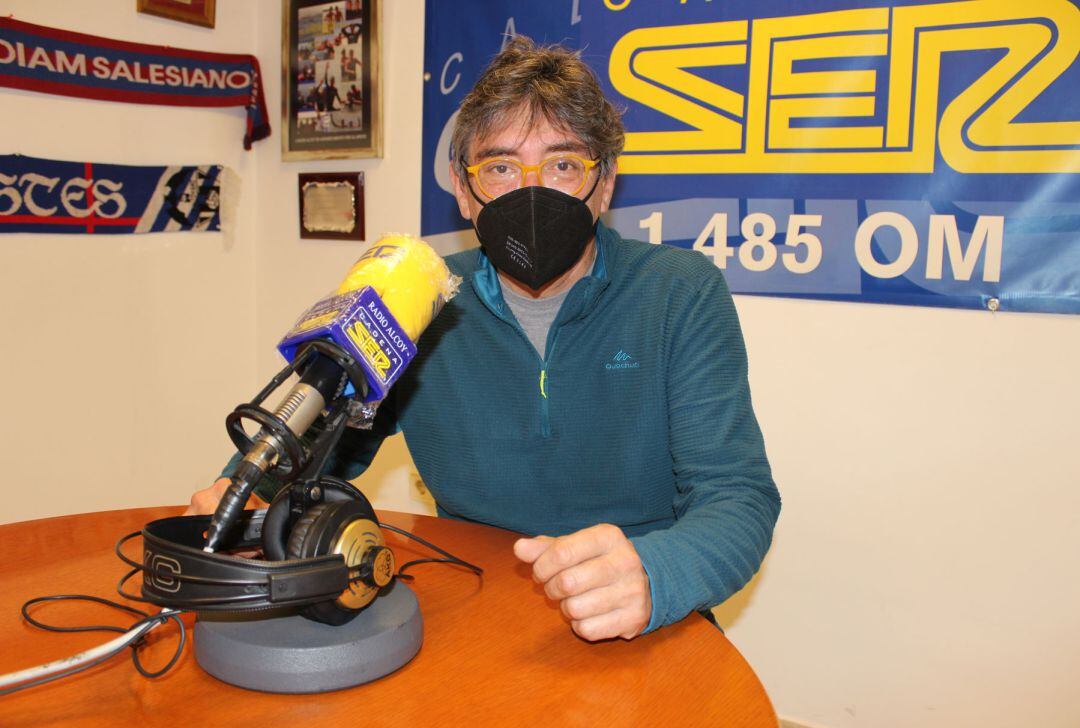 El pintor Ximo Canet en los estudios de Radio Alcoy