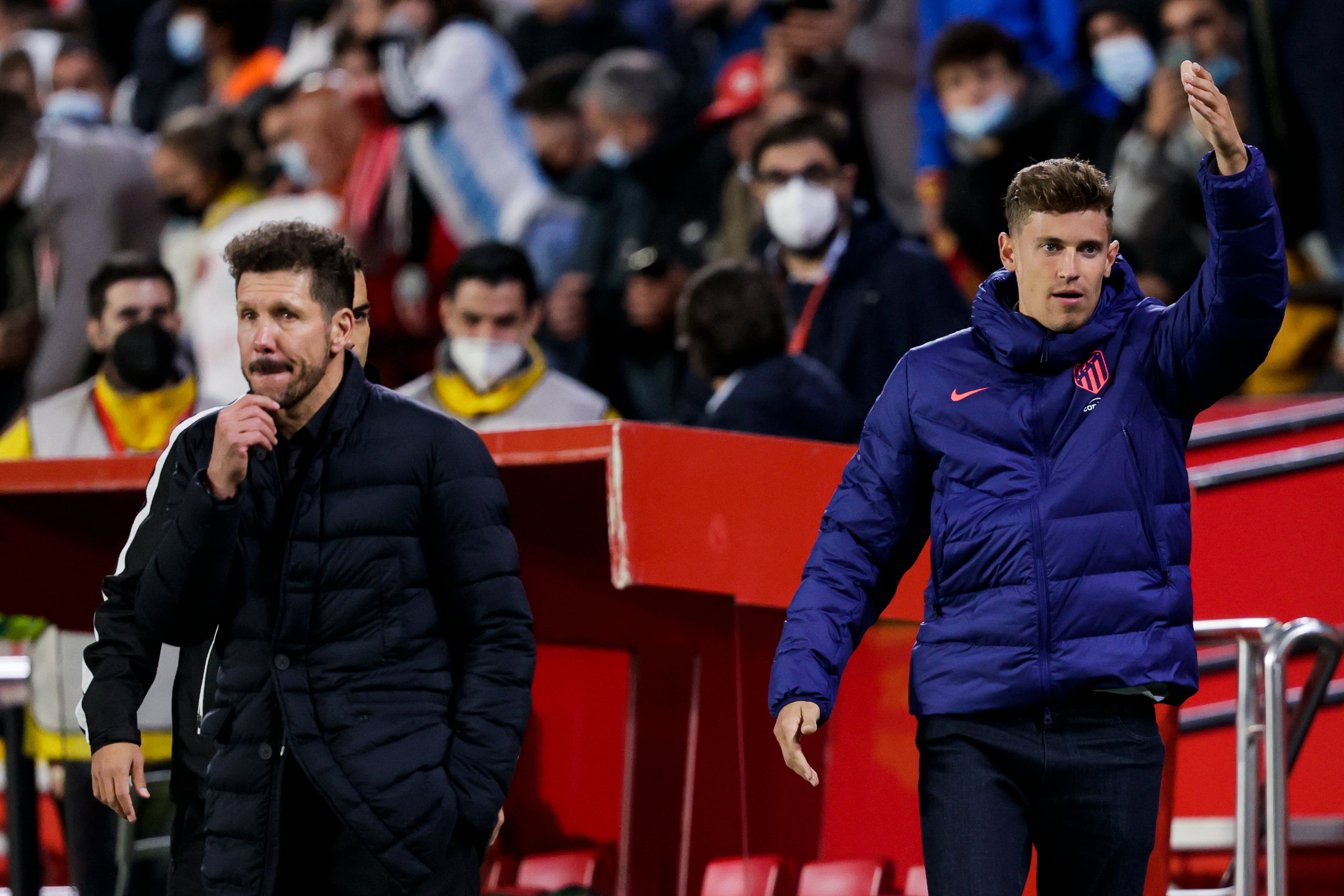 Marcos Llorente y Simeone, durante el partido de liga ante el Sevilla.