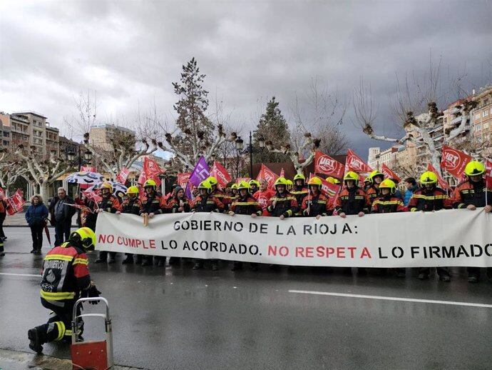 Los bomberos del CEIS Rioja protestan ante el palacio del Gobierno autonómico | Europa Press