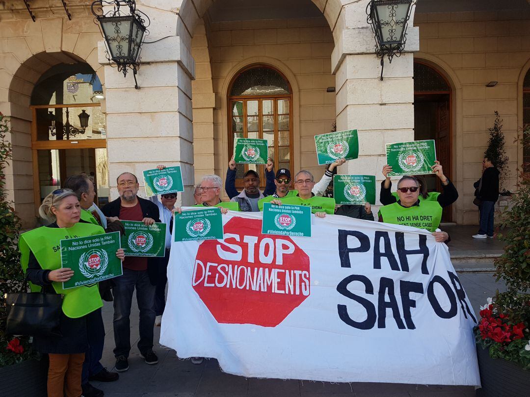 Concentración de miembros de la PAH de la Safor-Valldigna