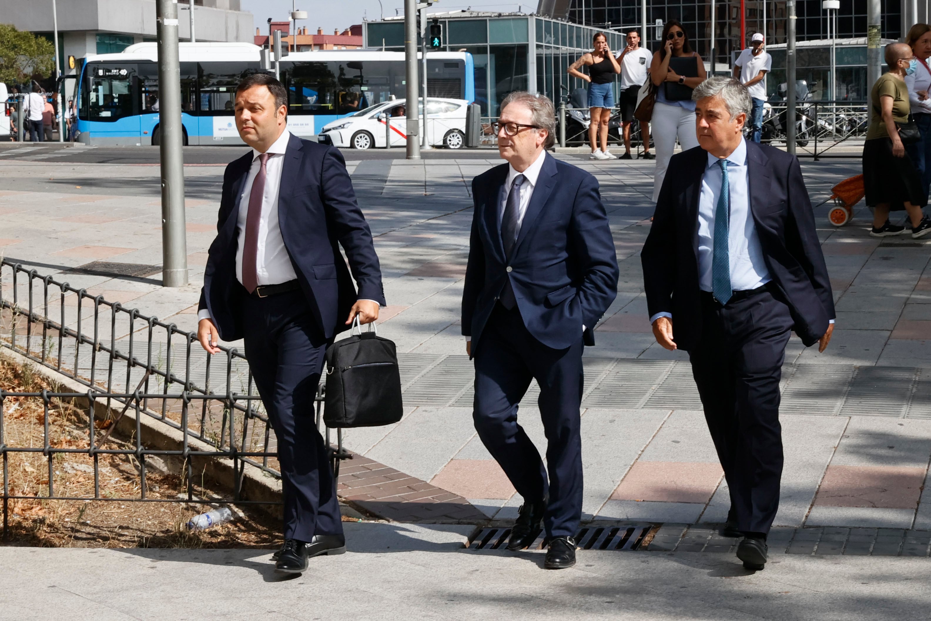 El subdirector general de la Fundación la Caixa, Marc Simón (c), a su llegada este lunes a los juzgados de Plaza Castilla.