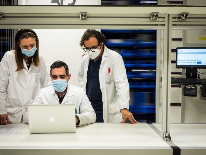 Un grupo de sanitarios