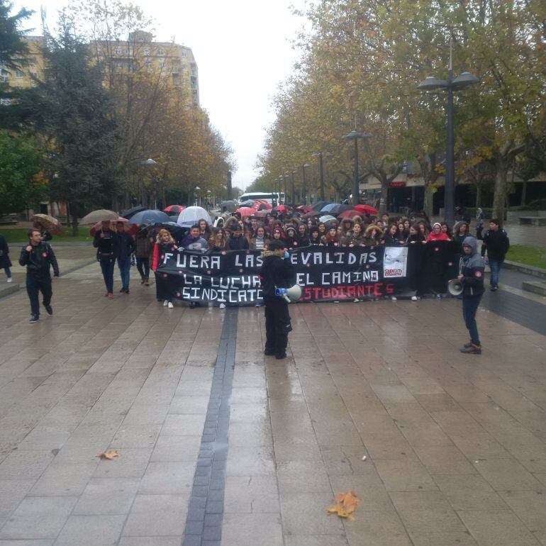 La manifestación estudiantil saliendo de la Plaza de la Marina