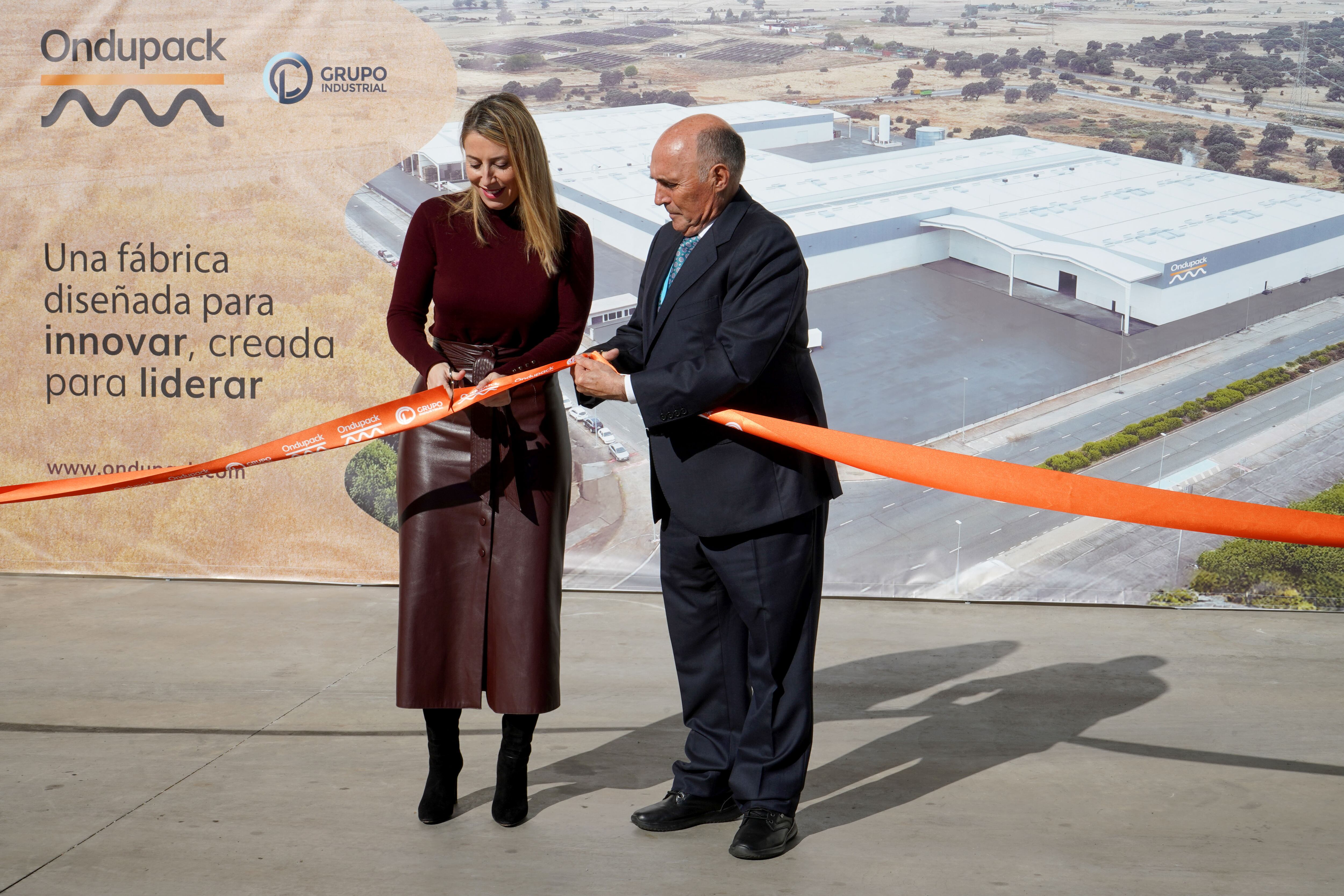 NAVALMORAL DE LA MATA (CÁCERES), 12/02/2025.- La presidenta de la Junta de Extremadura, María Guardiola, y el presidente y fundador de CL Grupo Industrial, Ricardo Leal, inauguran la fábrica de cartonaje Ondupack de Navalmoral de la Mata (Cáceres), de Cristian Lay Grupo Industrial, con la previsón de producir 200 millones de metros cuadrados de cartón, y que ha supuesto una inversión de 49 millones de euros y creará 50 puestos de trabajo directos y otros 50 indirectos. EFE/Eduardo Palomo
