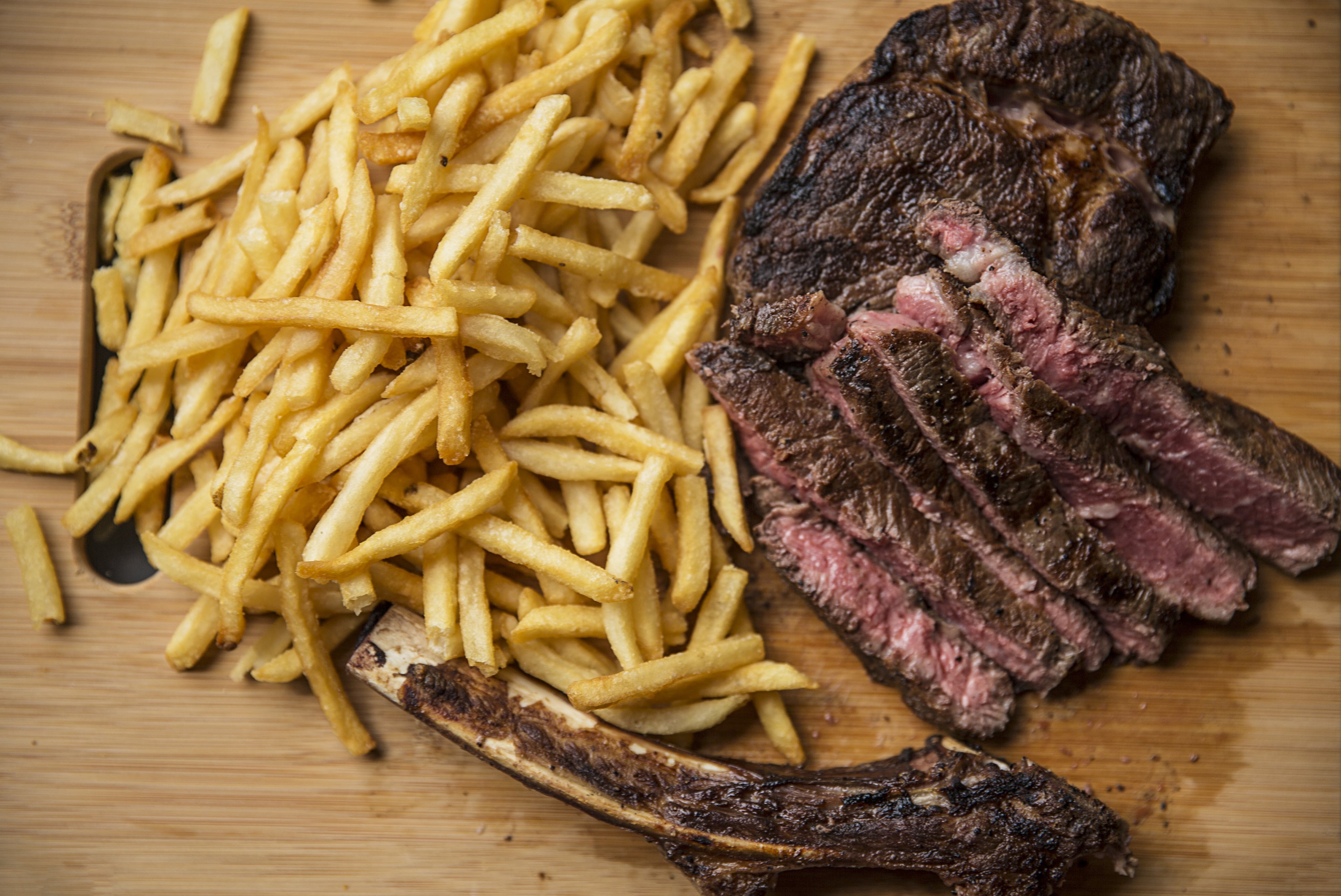 Chuletón con patatas fritas.