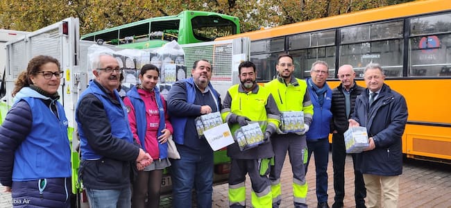 Voluntarios y Manuel Torreglosa, gerente de TUSSAM, en la entrega de los miles de litros de leche