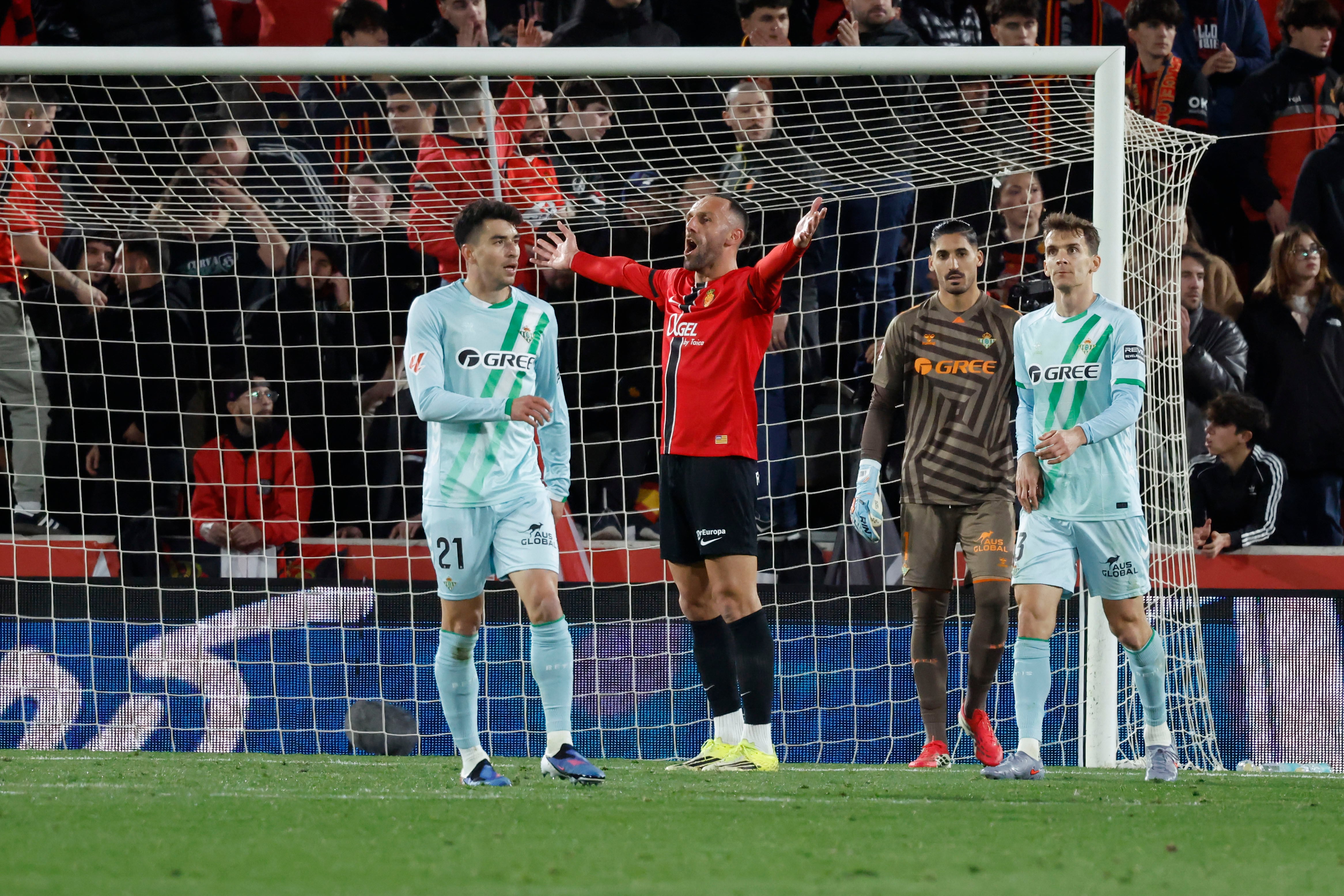 PALMA, 15/02/2026.- El delantero del Mallorca Vedat Muriqi (2i) se queja durante el partido de la jornada 24 de LaLiga que RCD Mallorca y Real Betis disputan hoy domingo en el estadio de Son Moix. EFE/CATI CLADERA
