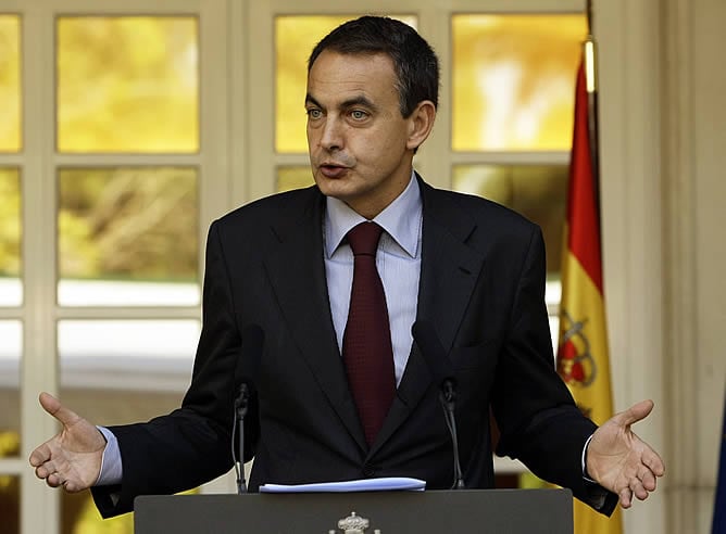 El presidente del Gobierno, José Luis Rodríguez Zapatero, en rueda de prensa en el Palacio de La Moncloa