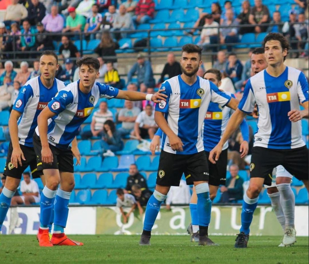 Jugadores del Hércules ante el At. Baleares