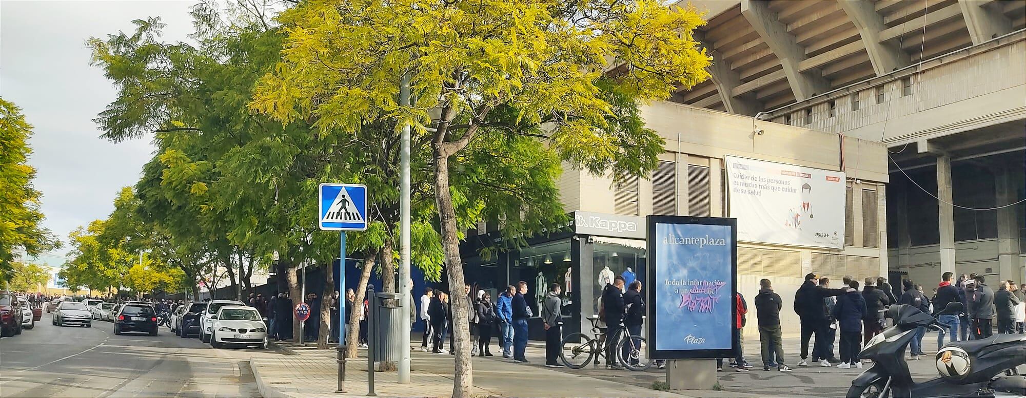 Colas en las taquillas del Rico Pérez para retirar las entradas del partido entre Intercity y FC Barcelona. Foto: Pedro Vera