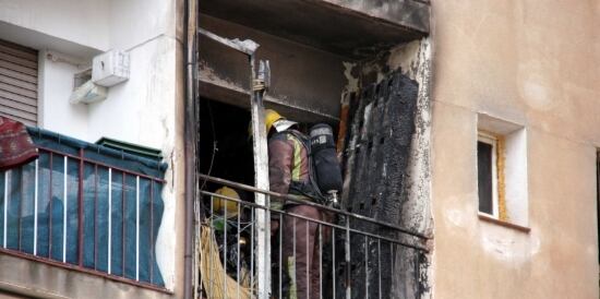 Imatge de l'incendi de Mataró de l'1 de març de 2013. Una dona va morir en llençar-se pel balcó