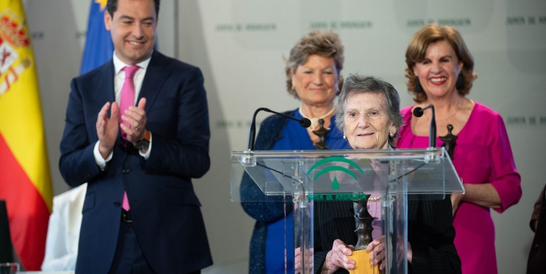 La primera alcaldesa democrática de Frailes, Encarnación Anguita, durante la entrega del premio en presencia del presidente de la Junta, Juan Manuel Moreno.