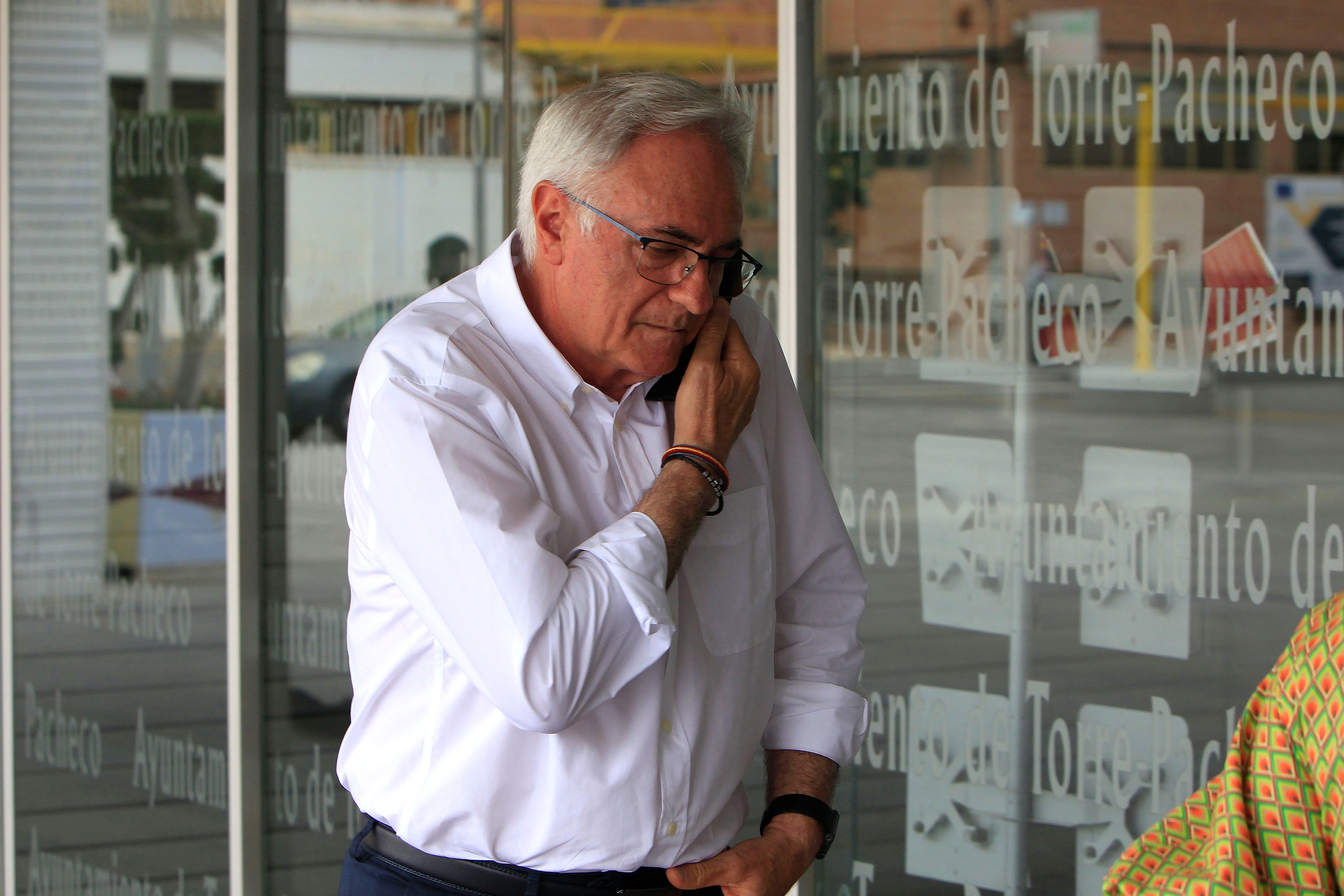 TORRE PACHECO (MURCIA), 14/07/2025.- El alcalde de Torre Pacheco, Pedro Ángel Roca, atiende a medios de comunicación.