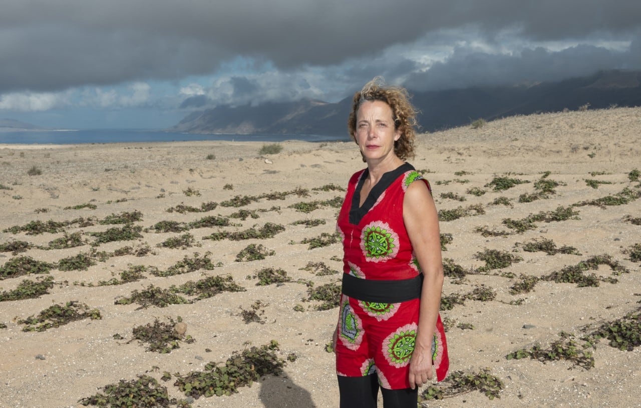 La consejera de Medio Ambiente del Cabildo de Lanzarote, Elena Solís, en el &quot;desierto del Jable&quot; de Lanzarote.