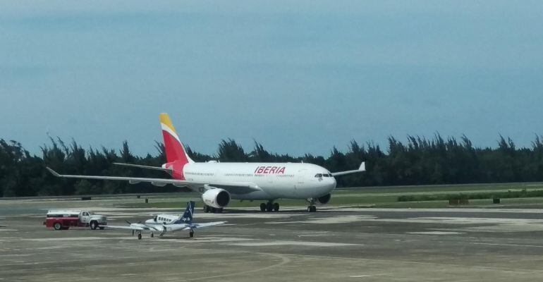 Vista del avión de la aerolínea Ibera que aterriza en el Aeropuerto Internacional Luis Muñoz Marín de San Juan, 