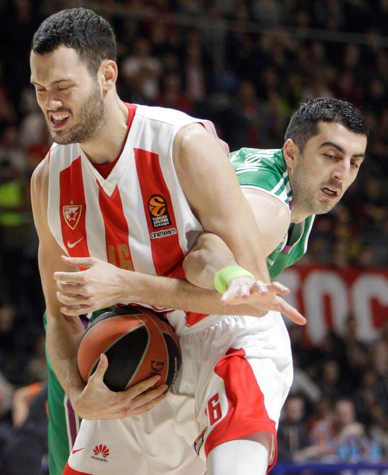 Shermadini, peleando por el balón con Jankovic