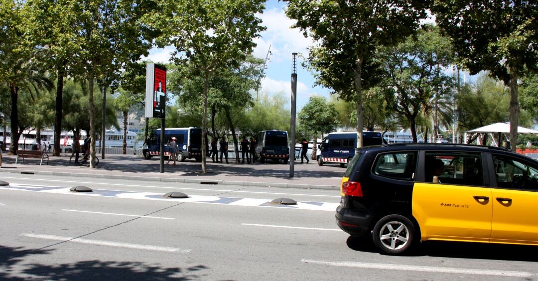Imatge dels furgons de Mossos, aquest matí, al passeig Joan de Borbó
