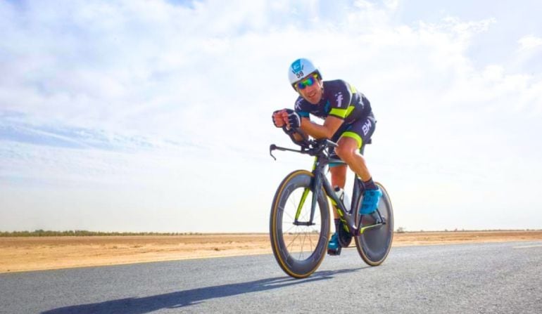 Imagen de Eneko Llanos durante un entrenamiento sobre la bicicleta.