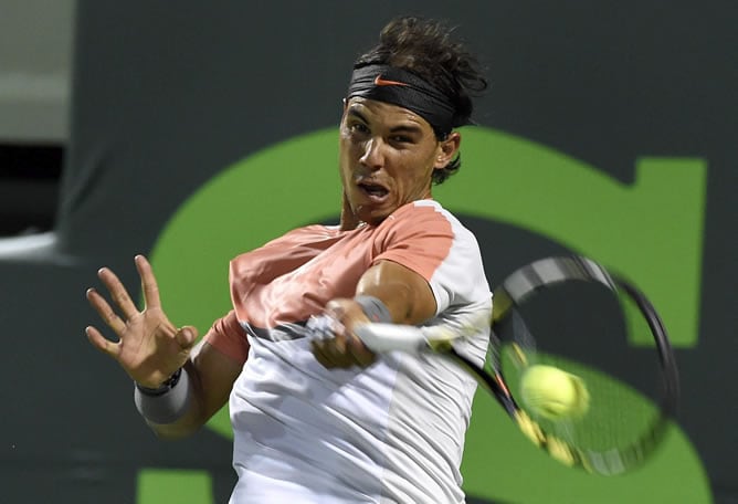 Nadal golpea una bola en su partido contra Hewitt en Miami