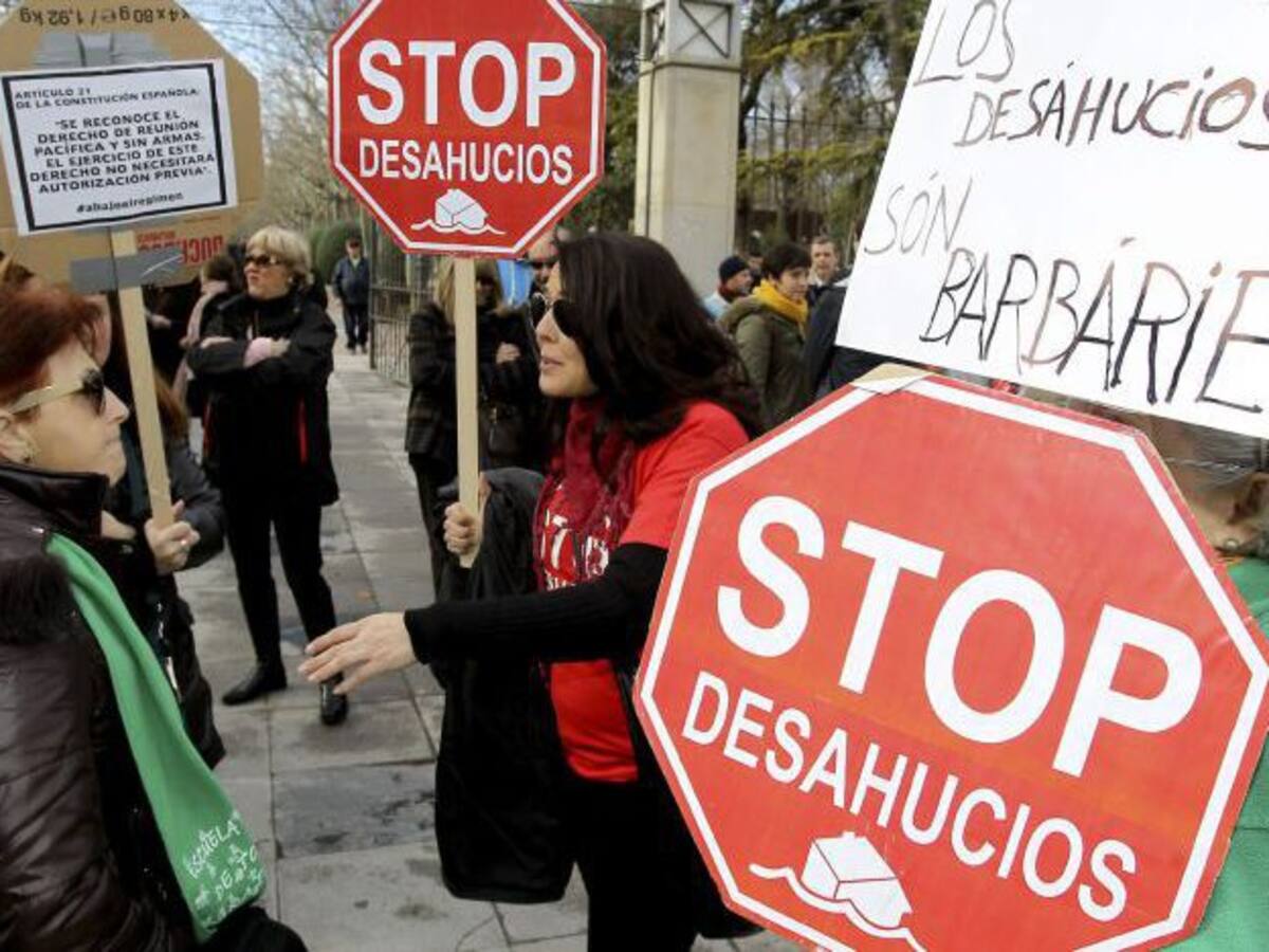 Veinte hombres propinan una paliza al funcionario que les notificó su desahucio