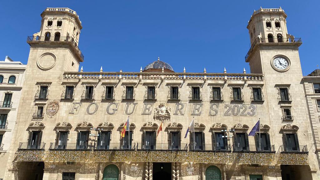 Fachada del Ayuntamiento de Alicante con la iluminación de Hogueras de este año