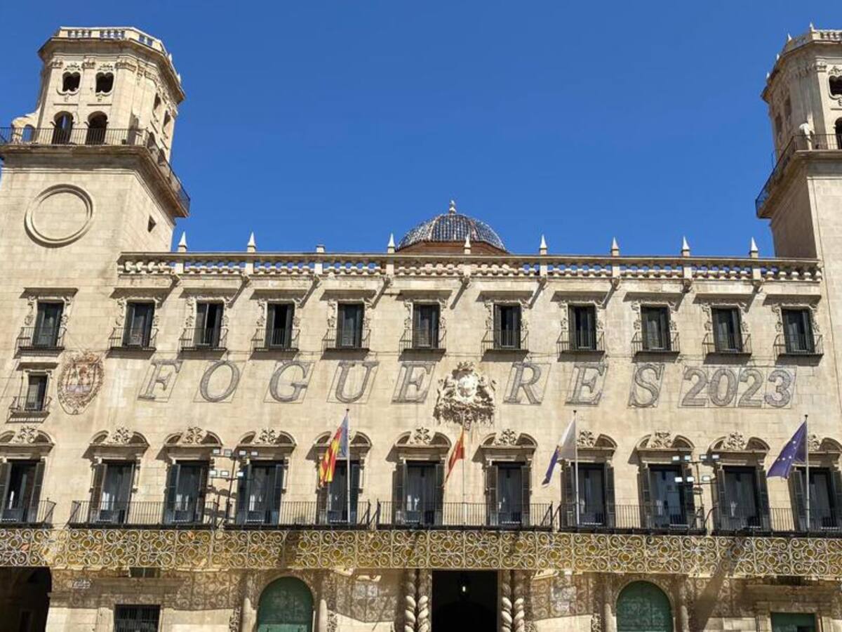 Alicante se prepara para las Hogueras 2023 con el encendido de la iluminación oficial