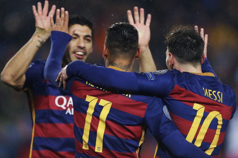 Messi, Neymar y Luis Suárez celebran un gol ante el Arsenal anoche en el Camp Nou