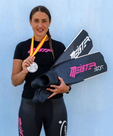 La buceadora con la medalla de campeona de España