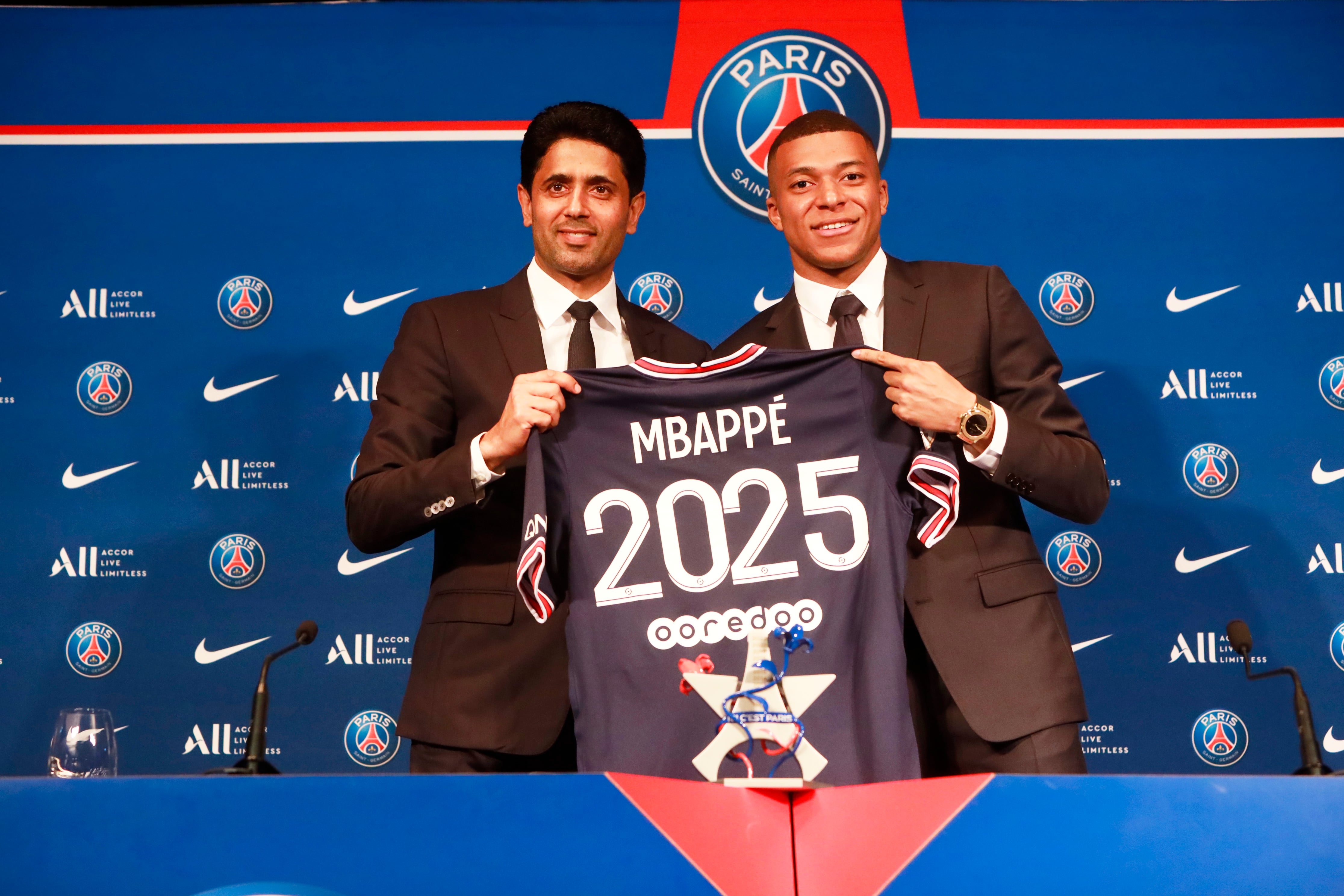 El presidente del Paris Saint-Germain, Nasser Al-Khelaifi y Kylian Mbappe posan frente a los medios de comunicación en la renovación de su contrato en mayo del año 2022. (Photo by Julien Hekimian - PSG/PSG via Getty Images)