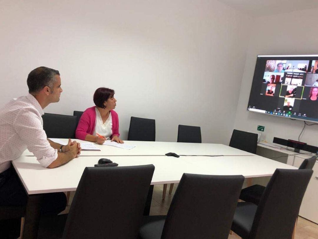 El alcalde de San Bartolomé, Alexis Tejera, y la edil de Comercio Alma González en videoconferencia con comerciantes.