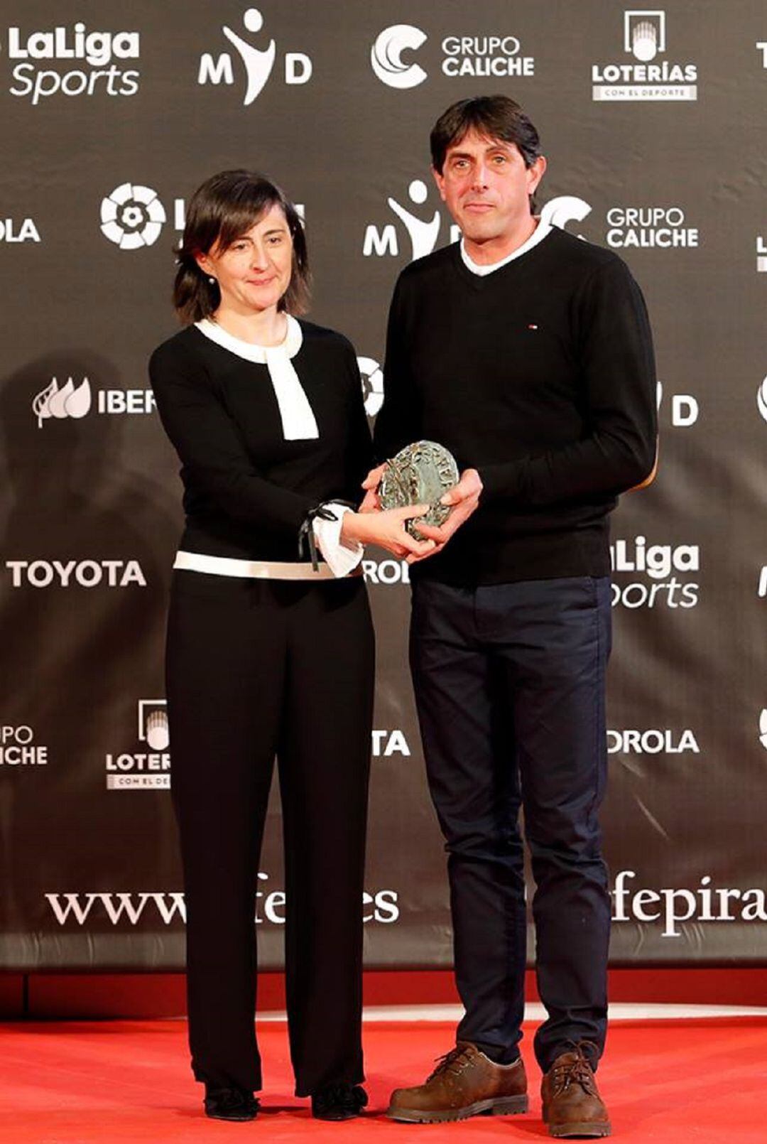 El padre de David Llorente recogiendo el premio en la Gala nacional de piragüismo