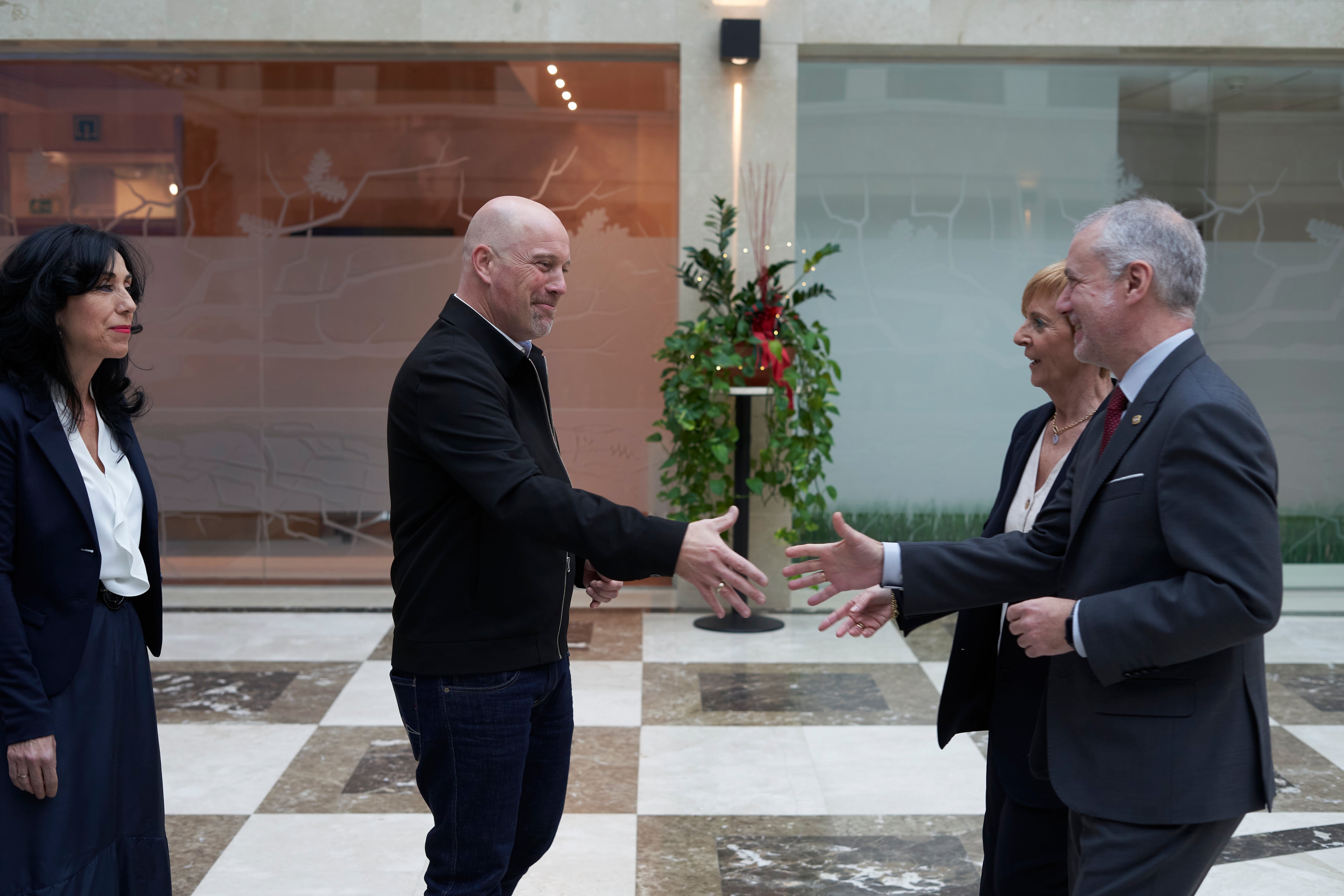 El lehendakari y la consejera Tapia saludan al director de Mercedes Benz Vitoria, Bernd Krottmayer y a la gerente del BAM, Mariluz Villamor