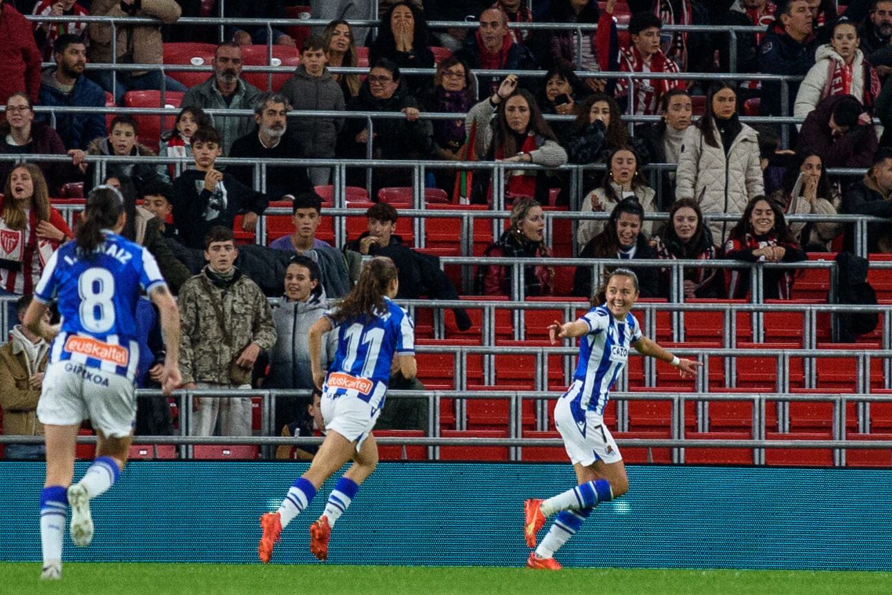 BILBAO, 19/11/2022.- La jugadora de la Real Sociedad, Amaiur (d), celebra tras marcar el primer gol ante el Athletic Club durante el partido de la novena jornada de la liga femenina Iberdrola que disputan este sábado en el estadio San Mamés de Bilbao. EFE/ Javier Zorrilla
