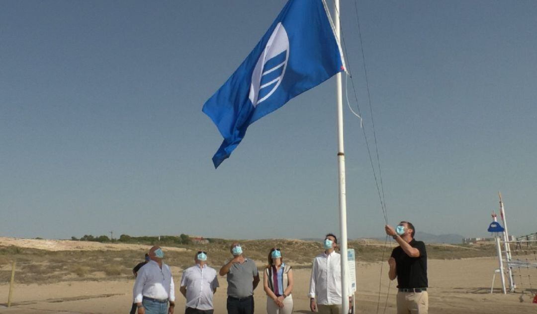 Izado de la bandera azul