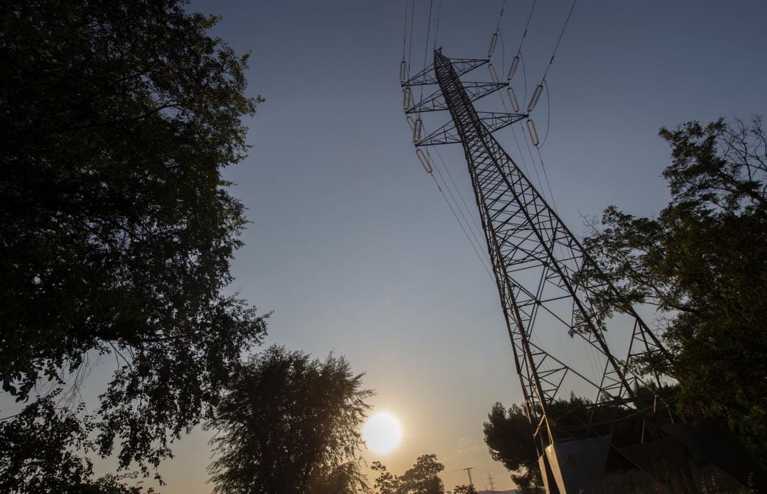 Torres de tensión el día en el que el precio de la luz alcanza un máximo histórico.