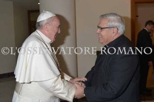 Foto del encuentro entre el papa Francisco y el arzobispo de Granada