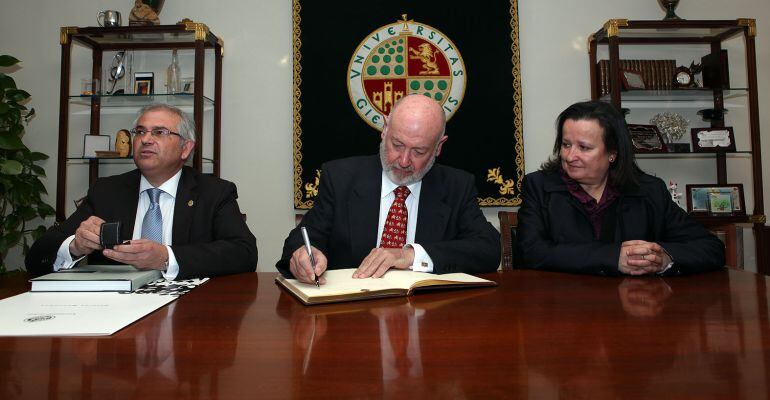 El escritor Juan Eslava Galán, firma en el libro de Honor de la Universidad de Jaén en una imagen de archivo.