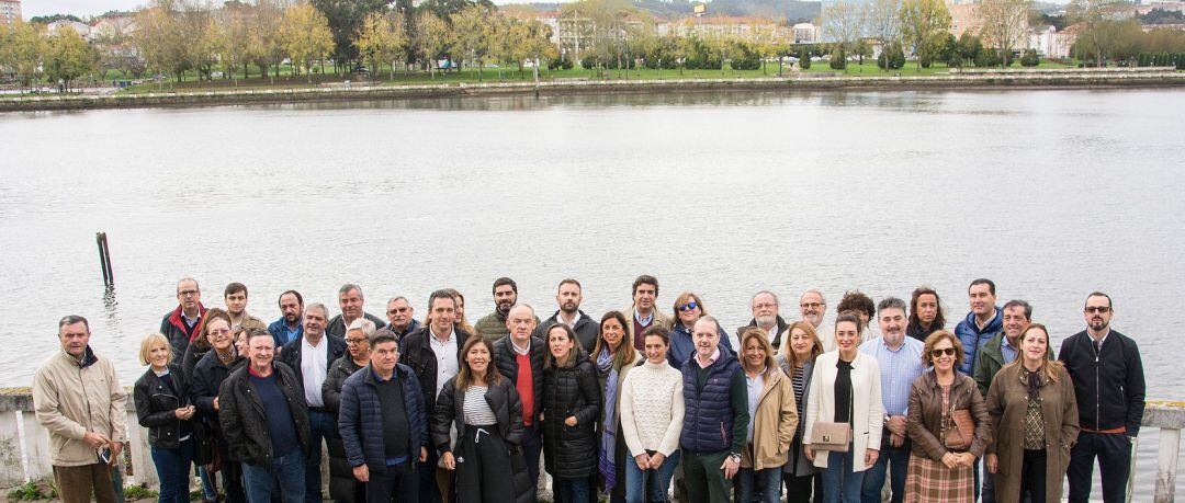 Varios miembros del Partido Popular de la comarca se reunieron en el entorno de la Ría de O Burgo