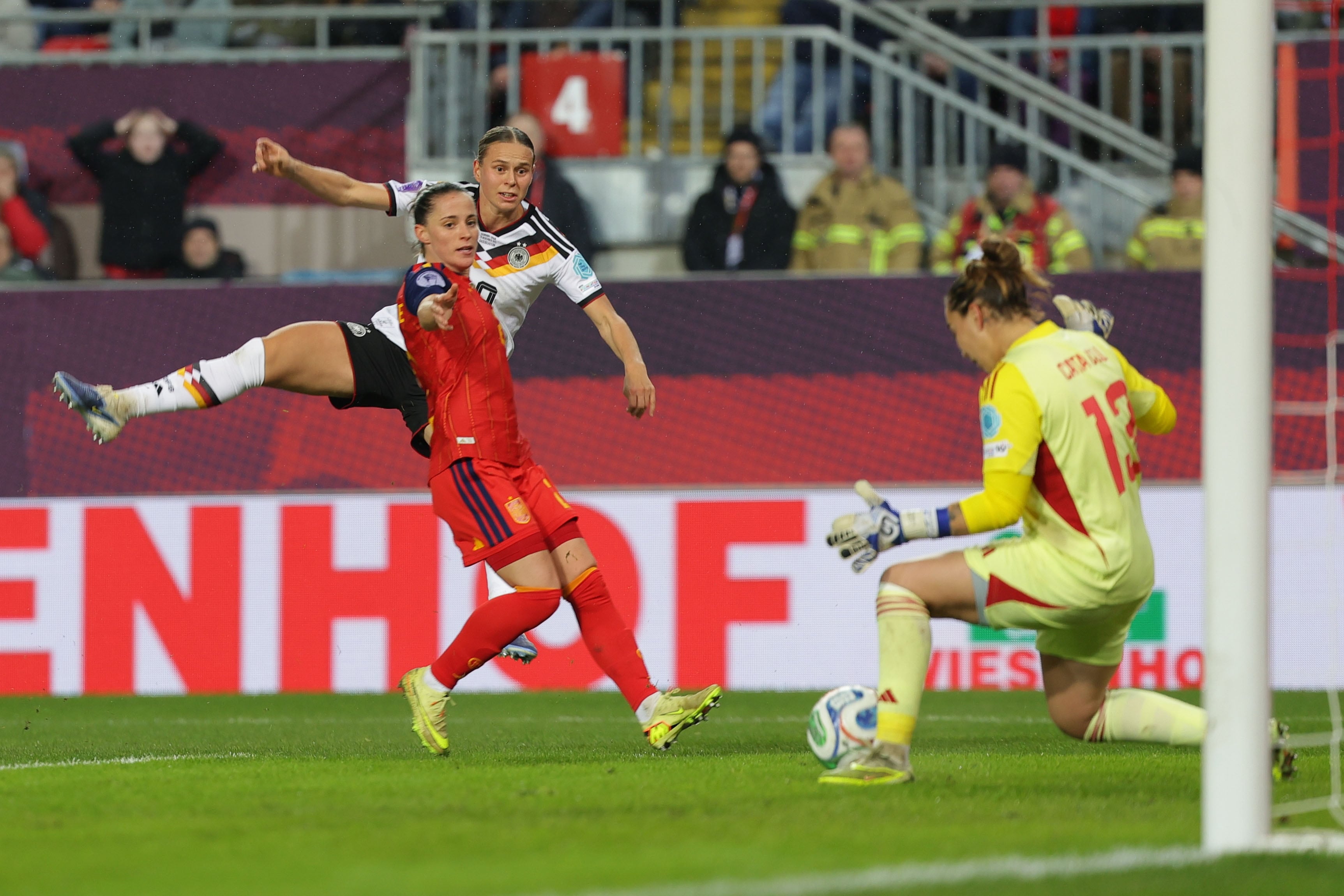 KAISERSLAUTERN (Germany), 28/11/2025.- Klara Buehl of Germany (L) in action against goalkeeper Cata Coll of Spain (R) during the UEFA Women's Nations League final 1st leg match between Germany and Spain in Kaiserslautern, Germany, 28 November 2025. (Alemania, España) EFE/EPA/CHRISTOPHER NEUNDORF