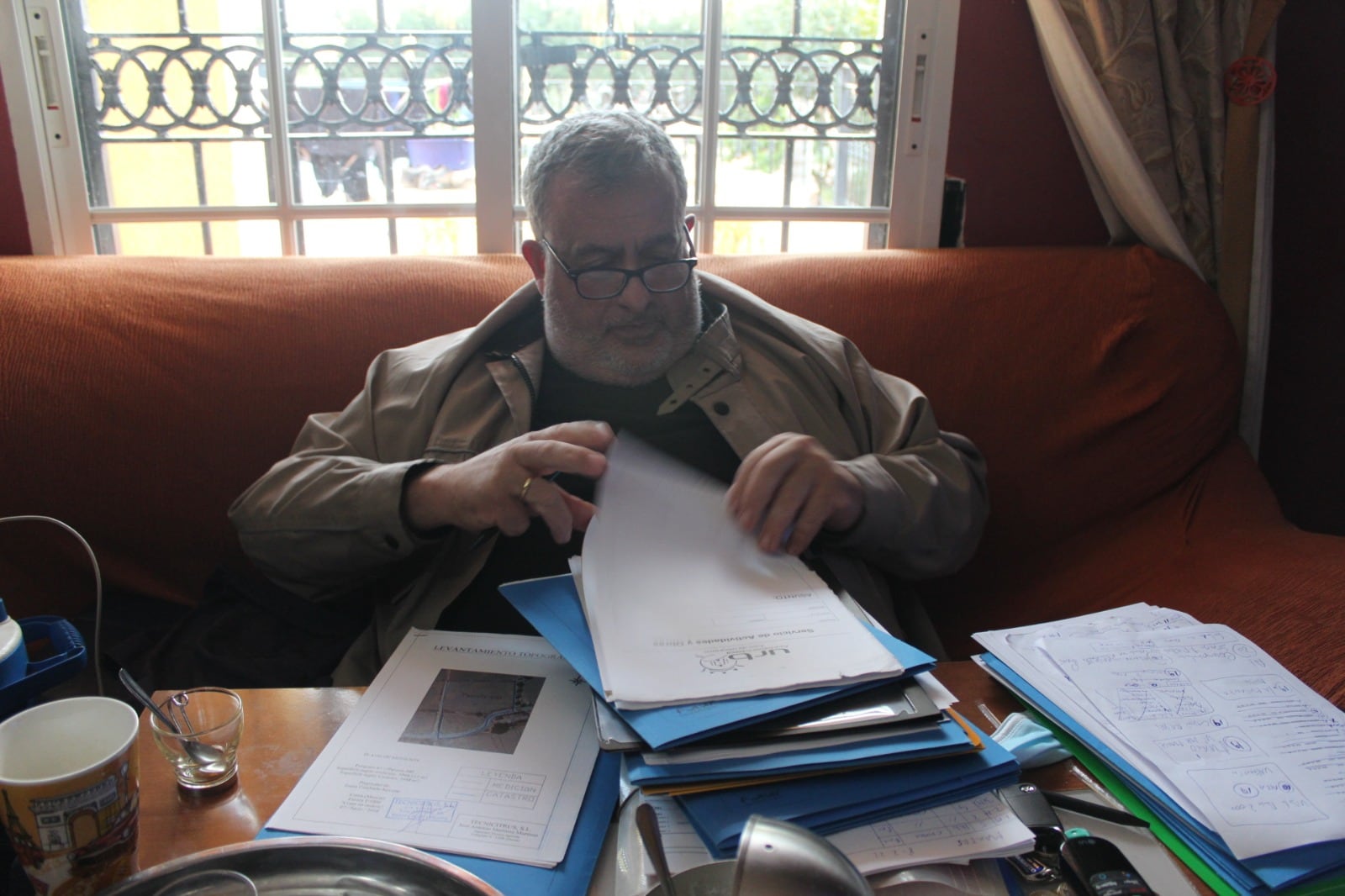 Pepe Martínez, portavoz de stop cebaderos con las denuncias que va a interponer.