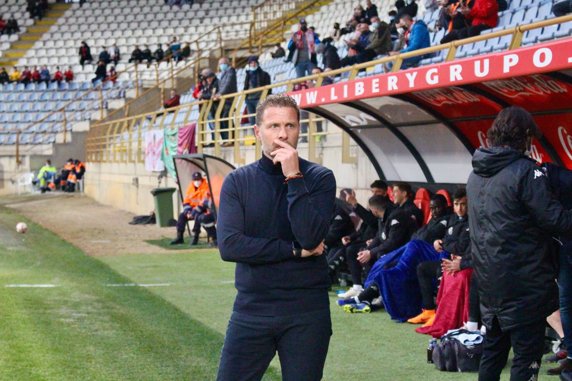 Curro Torres, a pie de banquillo en el Reino de León