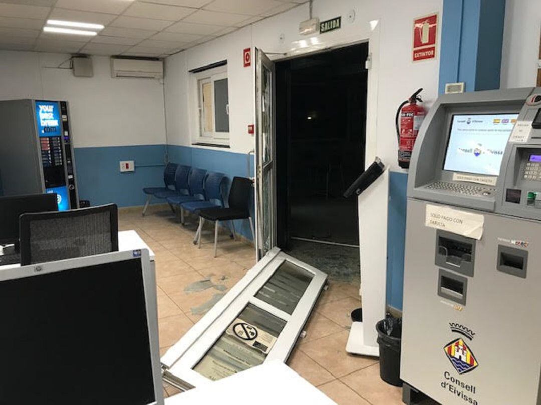 Los asaltantes han provocado desperfectos en la oficina