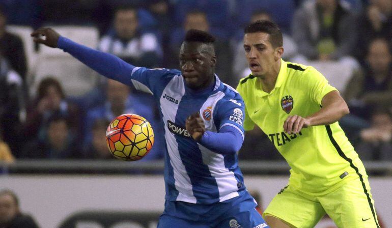 El delantero colombiano del RCD Espanyol, Felipe Salvador Caicedo (i), intenta controlar el balón ante el defensa marroquí del Levante UD, Zouhair Feddal, durante el encuentro correspondiente a la decimocuarta jornada de primera división, que disputan esta noche en el Power8 Estadio de Barcelona. EFE-Alberto Estévez.