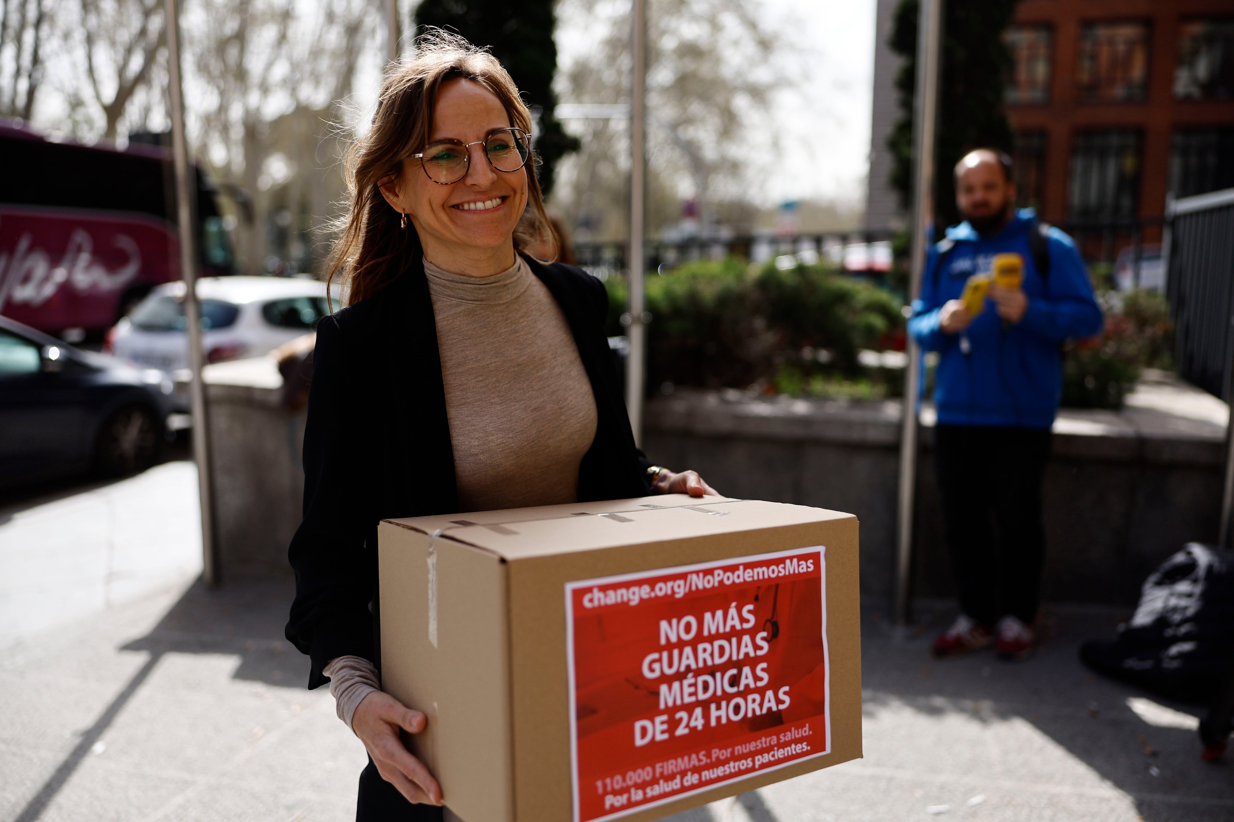 La médico Tamara Contreras llega al Ministerio de Sanidad con las 91.000 firmas recogidas contra las guardias de 24 horas